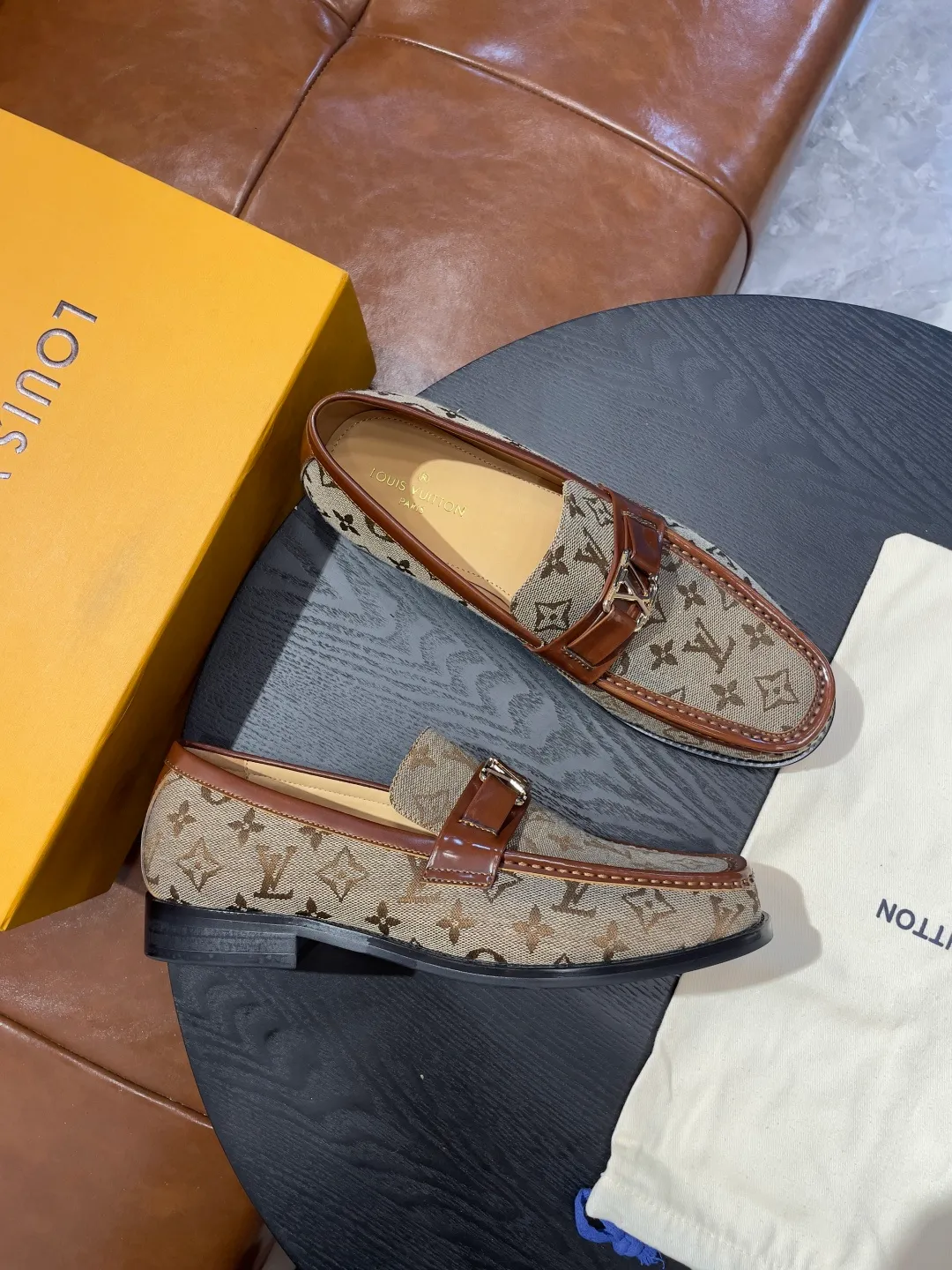 [LV] Leather shoes - High-end quality - Upper: 🔝Tumbled cowhide, Nappa cowhide, brand logo sewn on the shoe body - Inner: cowhide, foot pad; water-dyed cowhide - Outsole: T men's shoes 💰R·Rubber foam; two-color molded outsole -Super high quality control·Fine workmanship: highlighted (high-end·luxury·grade) -Size: 38-44 (45 can be customized)